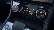 Jaguar F-Pace 2.0 D200 R-Dynamic SE Black 5dr Auto AWD Diesel Estate